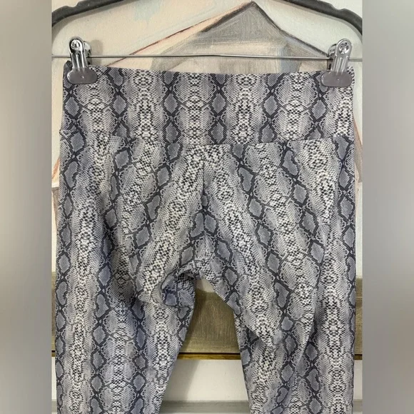 ONZIE‎ Gray & White Cropped Snake Print Leggings Size Medium - Picture 8 of 9